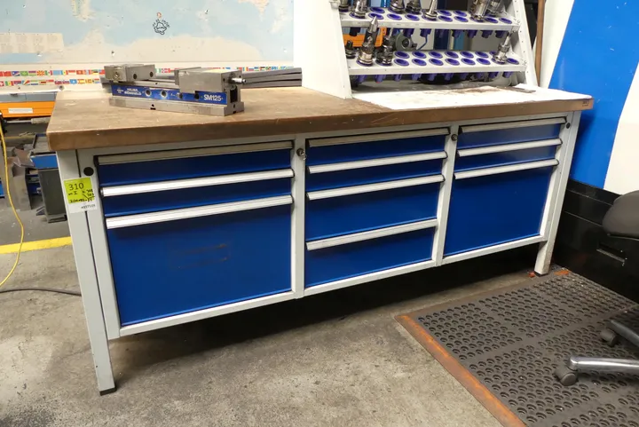 Werkbank, mit Inhalt Maße in cm ca. 200 x 82 x 85 / Hinweis: ohne Position 308, 309